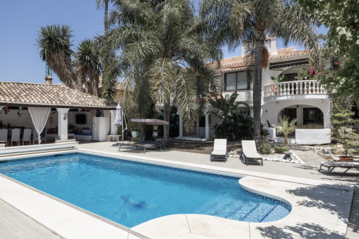 9 Bedroom 6 bathroom villa with incredible views in prime location