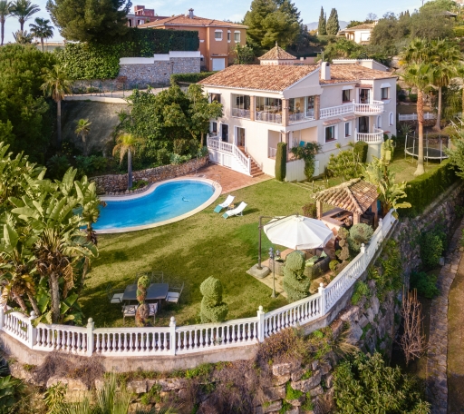 Andalucian 6 bedroom villa with a big garden and wonderful seaview 