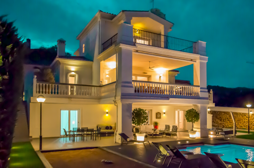 Luxury renovated 6 bedroom villa in the heart of Nueva Andalucia in private gated community