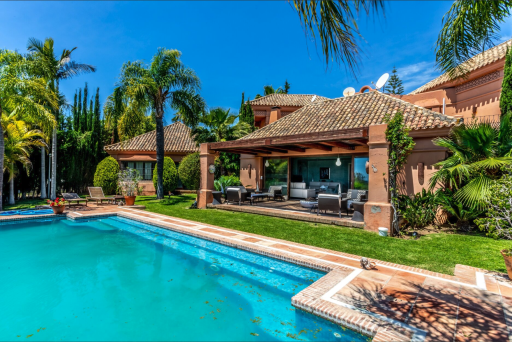 7 Bedroom villa in the popular area Nueva Andalucia with amazing sea view 
