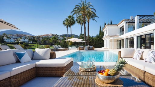 Front Line Golf 7 bedroom Villa in Los Naranjos Golf