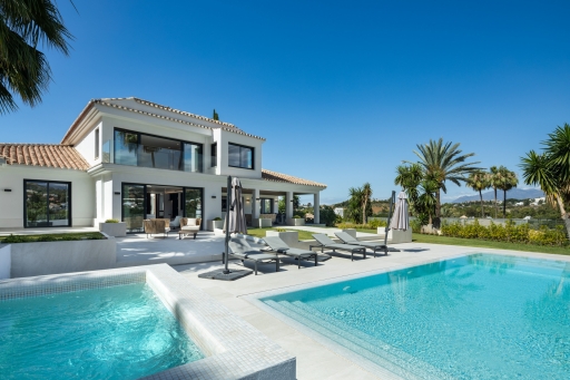 5 Bedroom villa with Panoramic Golf Views in Los Naranjos Golf, Nueva Andalucía