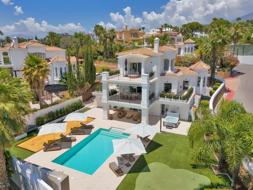 Luxury renovated 6 bedroom villa in the heart of Nueva Andalucia in private gated community