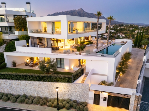 Contemporary 6-Bedroom Villa with Panoramic Views in La Quinta.