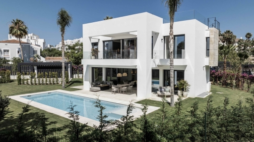 Villa for sale in El Campanario, Estepona East