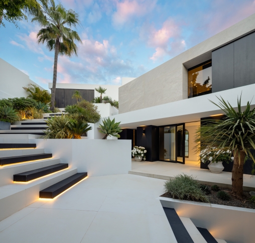 Villa for sale in El Herrojo, Benahavis