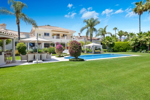 Villa for sale in La Cerquilla, Nueva Andalucia