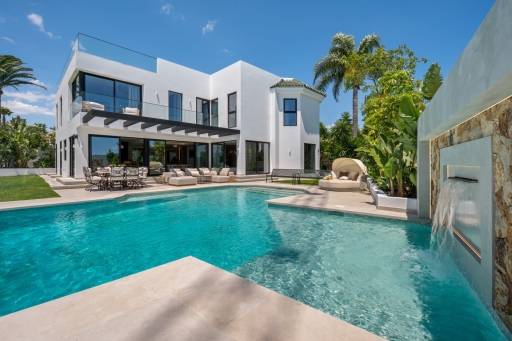 Villa for sale in Bel Air, Estepona East